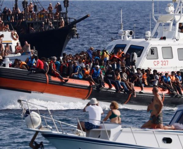 L'île italienne de Lampedusa est une destination prisée par un grand nombre de migrants irréguliers (Associated Press)