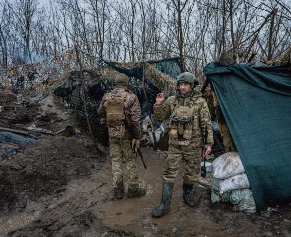 Des fantassins ukrainiens montent la garde dans les tranchées de la ligne de front, en direction de Bakhmut, où les affrontements entre la Russie et l’Ukraine se poursuivent, dans l’oblast de Donetsk, en Ukraine, le 19 janvier 2024. Ignacio Marin / ANADOLU / Anadolu via AFP