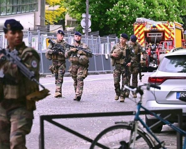 De nombreux militaires, pompiers et policiers ont été déployés vendredi aux abords du consulat d'Iran. Photo AFP/Miguel Medina
