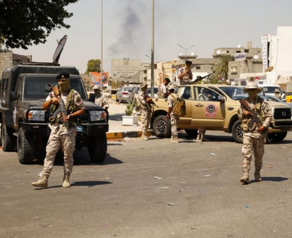 Les forces et les véhicules de l'armée libyenne sont stationnés dans une rue de la capitale du pays, Tripoli, le vendredi 22 juillet 2022. (AP Photo/Yousef Murad)