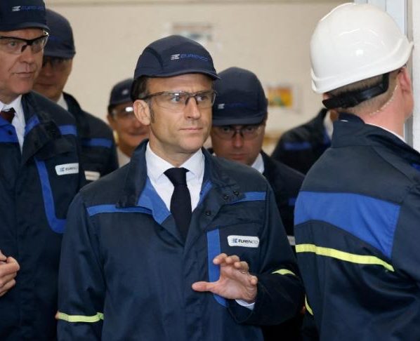 La guerre en Ukraine et un réarmement mondial imposent un effort «durable» de l’industrie de défense pour produire davantage et plus rapidement, a prévenu jeudi Emmanuel Macron. - PHOTO AFP