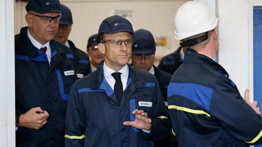 Macron renouvelle son appel à des efforts durables pour accélérer la transition vers une économie de guerre