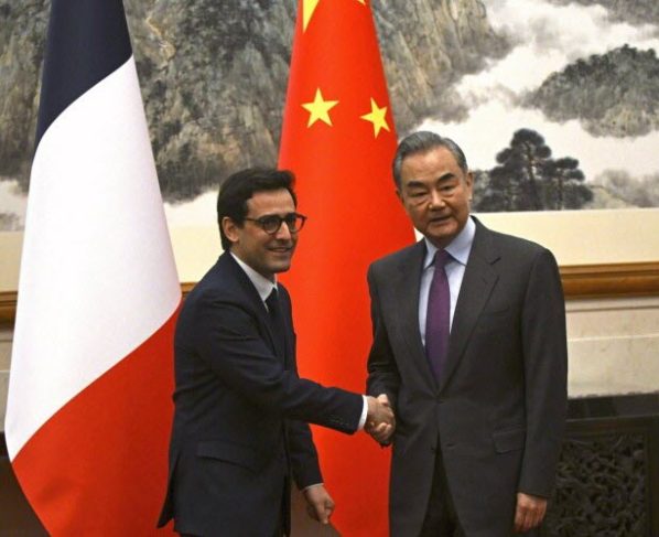 Stéphane Séjourné et son homologue chinois Wang Yi. Photo Sipa/AP/Pedro Pardo