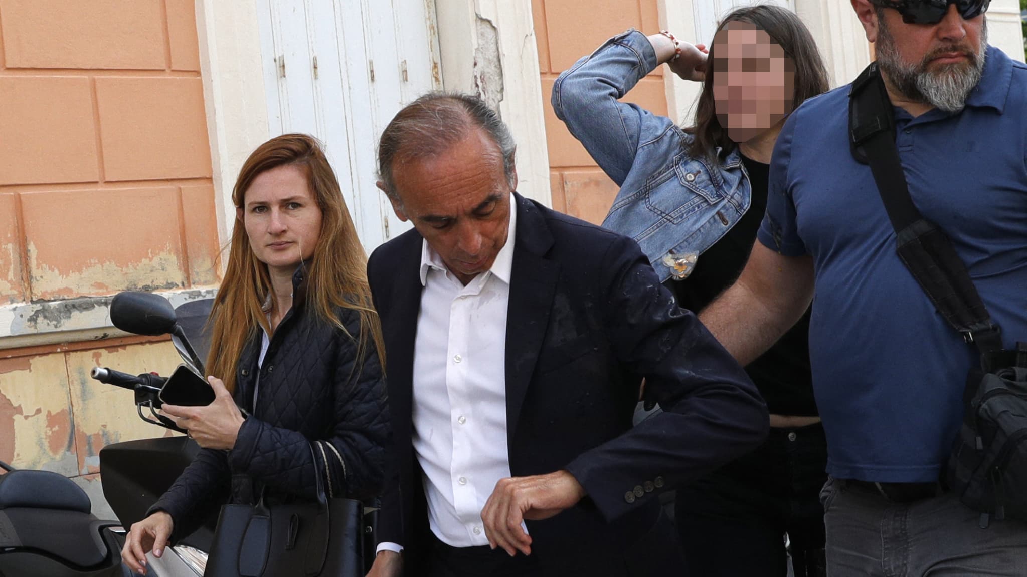 Éric Zemmour a été la cible de jets d’œufs par des “antifascistes” lors de sa campagne électorale en Corse