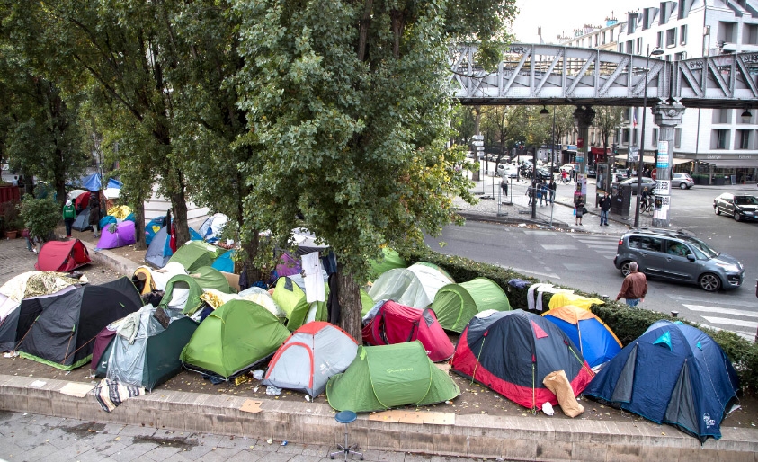 Paris : le démantèlement d’un campement de centaines de migrants suscite la colère des associations